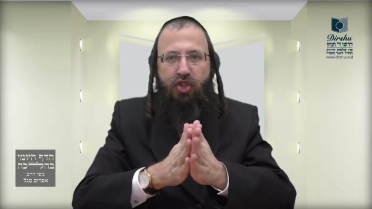 האם מותר לרסק מאכל עבור בעלי חיים בשבת?- שכ"ד ד'